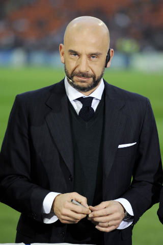 Vialli: “La difesa del Milan va messa alla prova” preview