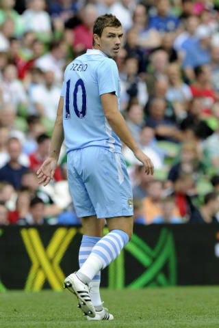 Daily Mirror: per Cavani il City offre Dzeko e 42 milioni preview