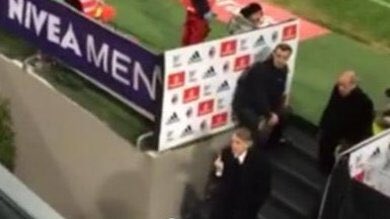 Mancini, dito medio ai tifosi del Milan dopo l’espulsione preview