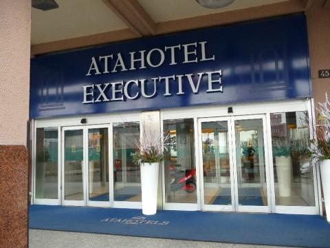 Calciomercato, protesta dei lavoratori all’Ata Hotel preview