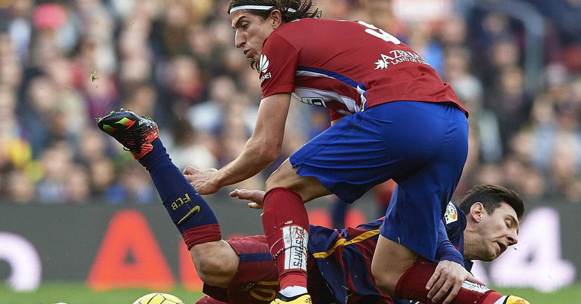 Fallo killer su Messi, tre giornate di squalifica per Filipe Luis preview