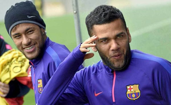 Dani Alves: “Se non rinnovano a Neymar sono pazzi” article-post