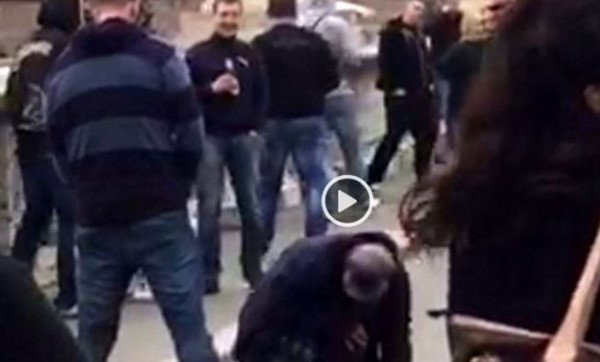 Ultrà Sparta Praga, gesto vergognoso a Roma su una mendicante preview