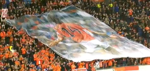 Olanda-Francia, applausi e commozione per Cruyff al minuto 14 preview
