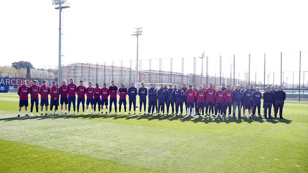 Barcellona, i calciatori onorano Cruyff con un minuto di silenzio preview
