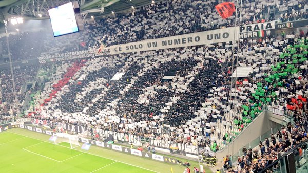 Buffon, l’omaggio dei tifosi per il record: “C’è solo un numero uno” preview