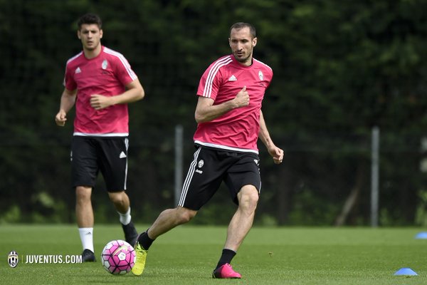 Juve, metà allenamento col gruppo per Chiellini e Pereyra preview