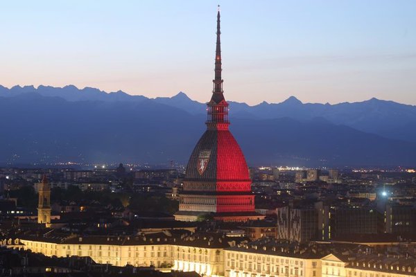 Grande Torino, 67° anniversario: la Mole si colora di granata preview