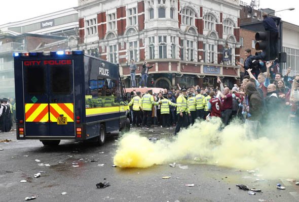 West Ham-Man Utd slitta di 45′ per assalto al pullman dei Red Devils preview