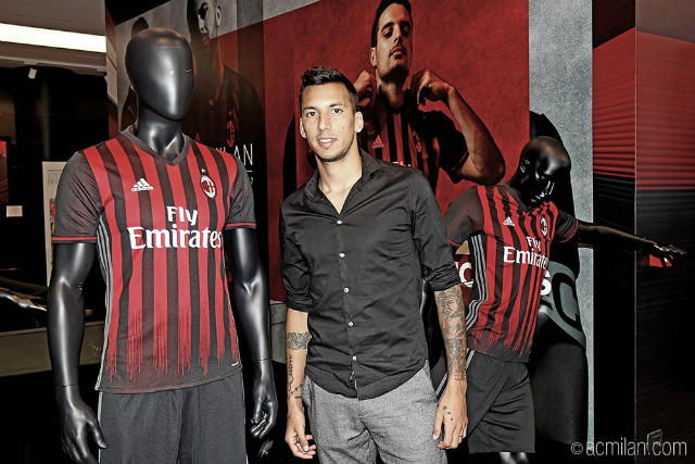 La prima foto di Vangioni a Casa Milan preview