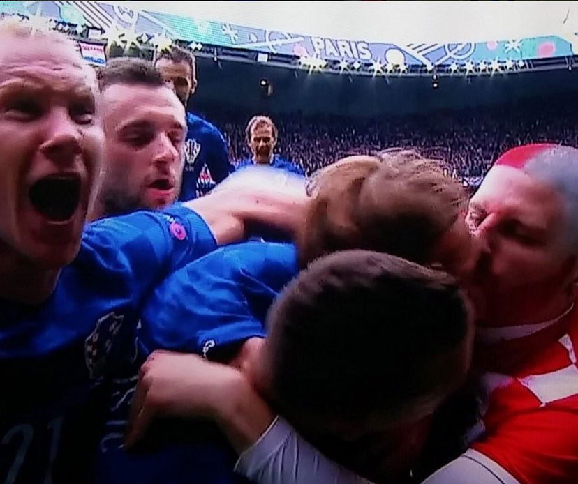 Modric segna, un tifoso croato entra in campo per… preview