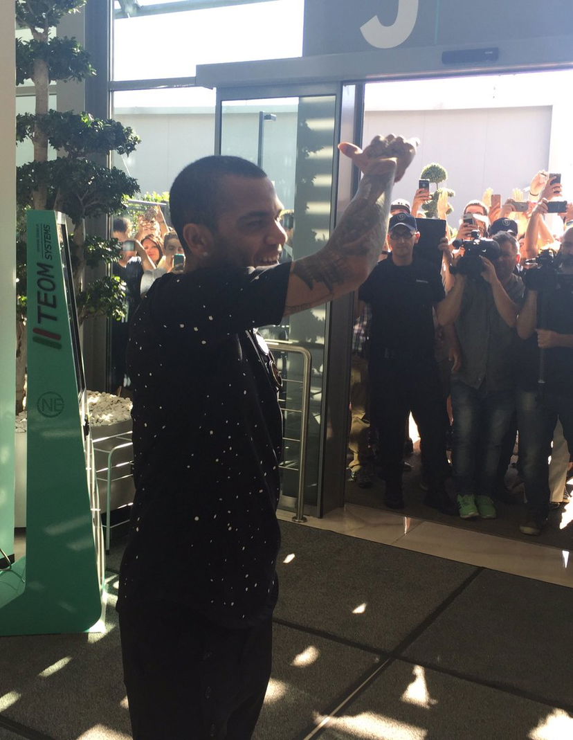 Dani Alves a Torino: bagno di folla allo Stadium preview