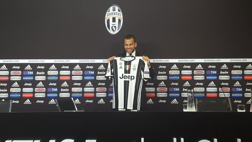 Dani Alves fa sognare: “Juve, voglio aiutarti a vincere la Champions” preview