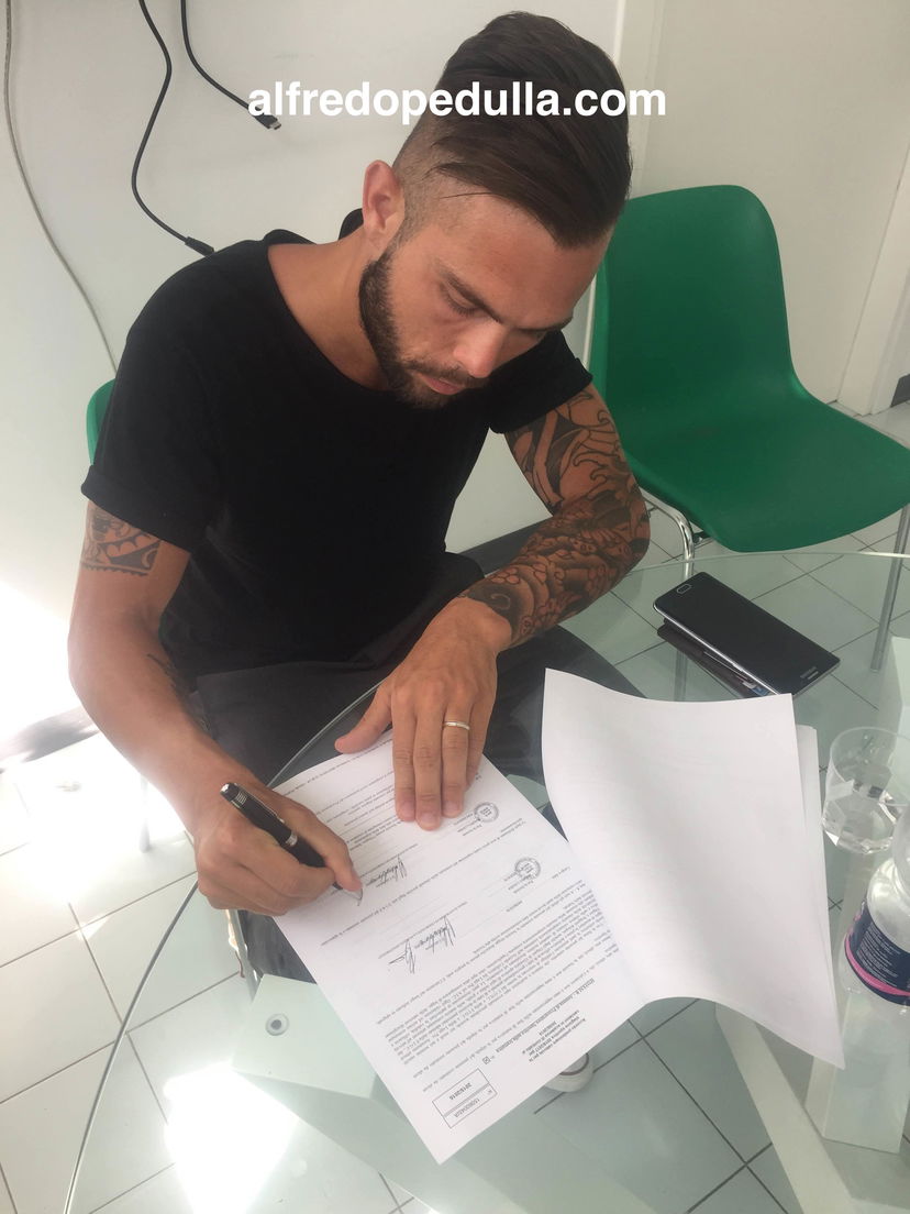 Burrai-Pordenone: la foto della firma preview