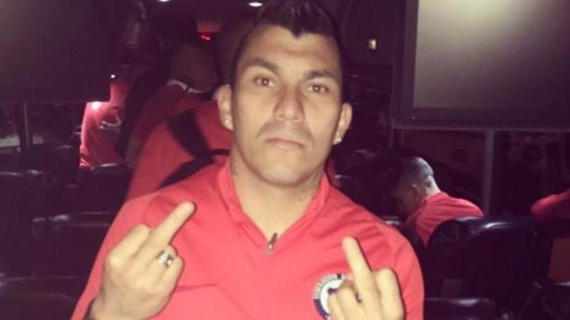 Il dito medio di Medel fa il giro del web preview