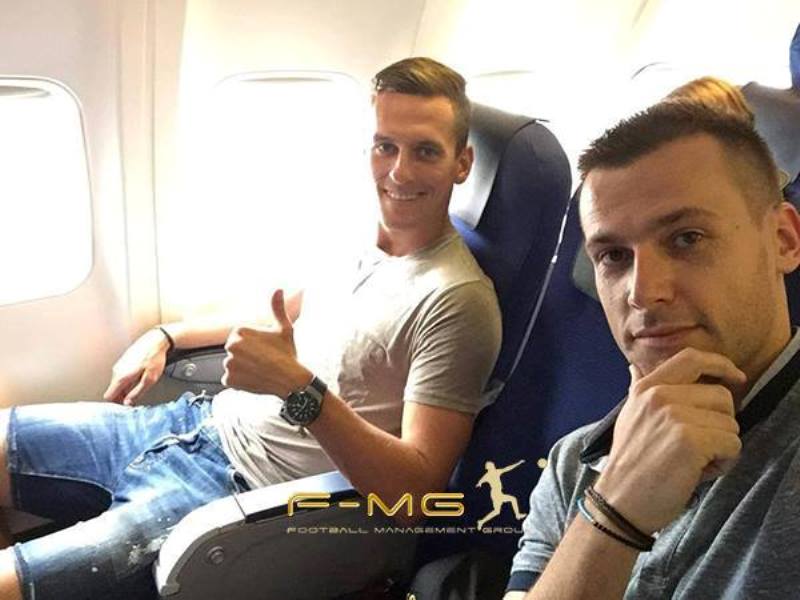 Napoli, Milik sta arrivando: ecco la foto in aereo preview