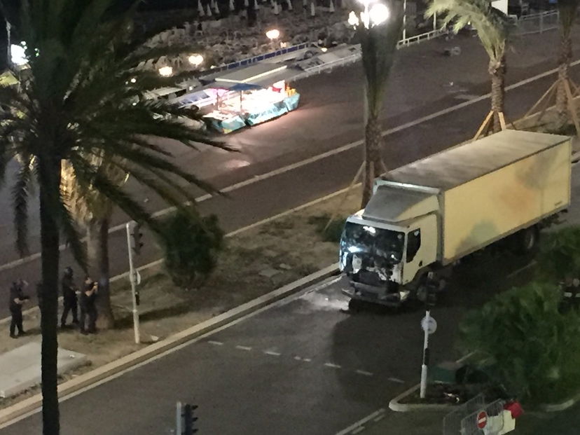 Attentato a Nizza: camion sulla folla, almeno 60 morti preview