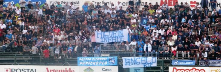 Napoli, durissimo striscione dei tifosi a Dimaro: “Higuain infame” preview