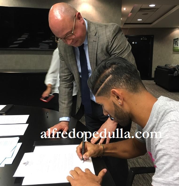 Lazaar al Newcastle: la foto della firma preview