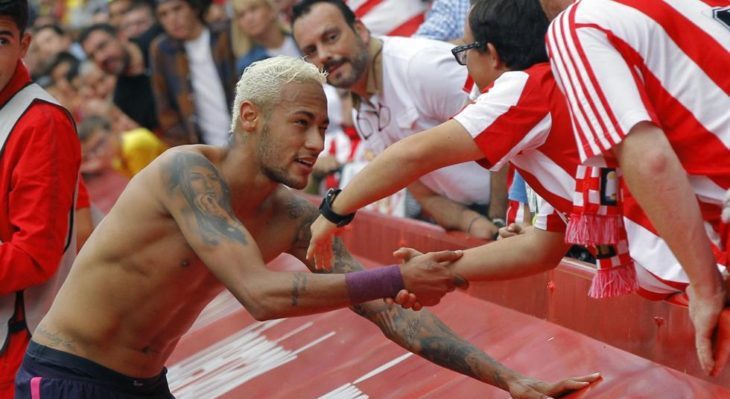 Neymar da applausi: corre ad abbracciare e regala la maglia ad un tifoso disabile del Gijon preview