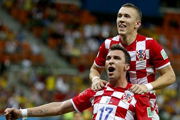 Qualificazioni mondiali, grande serata per gli “italiani”: tripletta Mandzukic ed è festa croata, ok Nestorovski preview