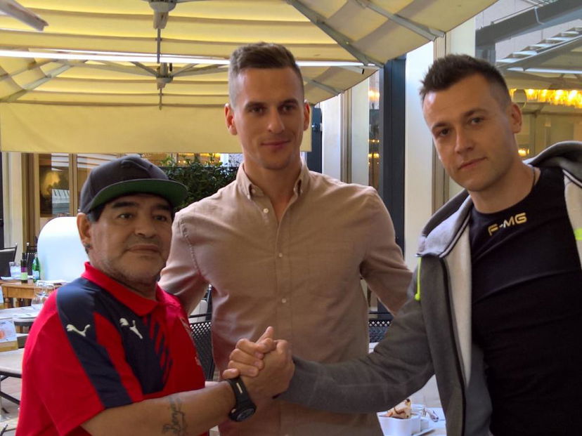 Milik è a Villa Stuart, prima incontro con Maradona: “Gli auguri dal migliore della storia” preview