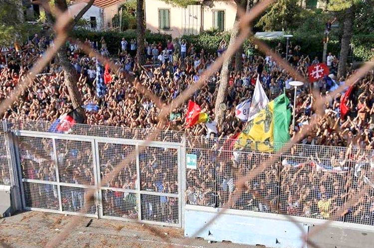 Pisa: i tifosi fuori dallo stadio abbracciano la squadra. Nonostante la sconfitta preview