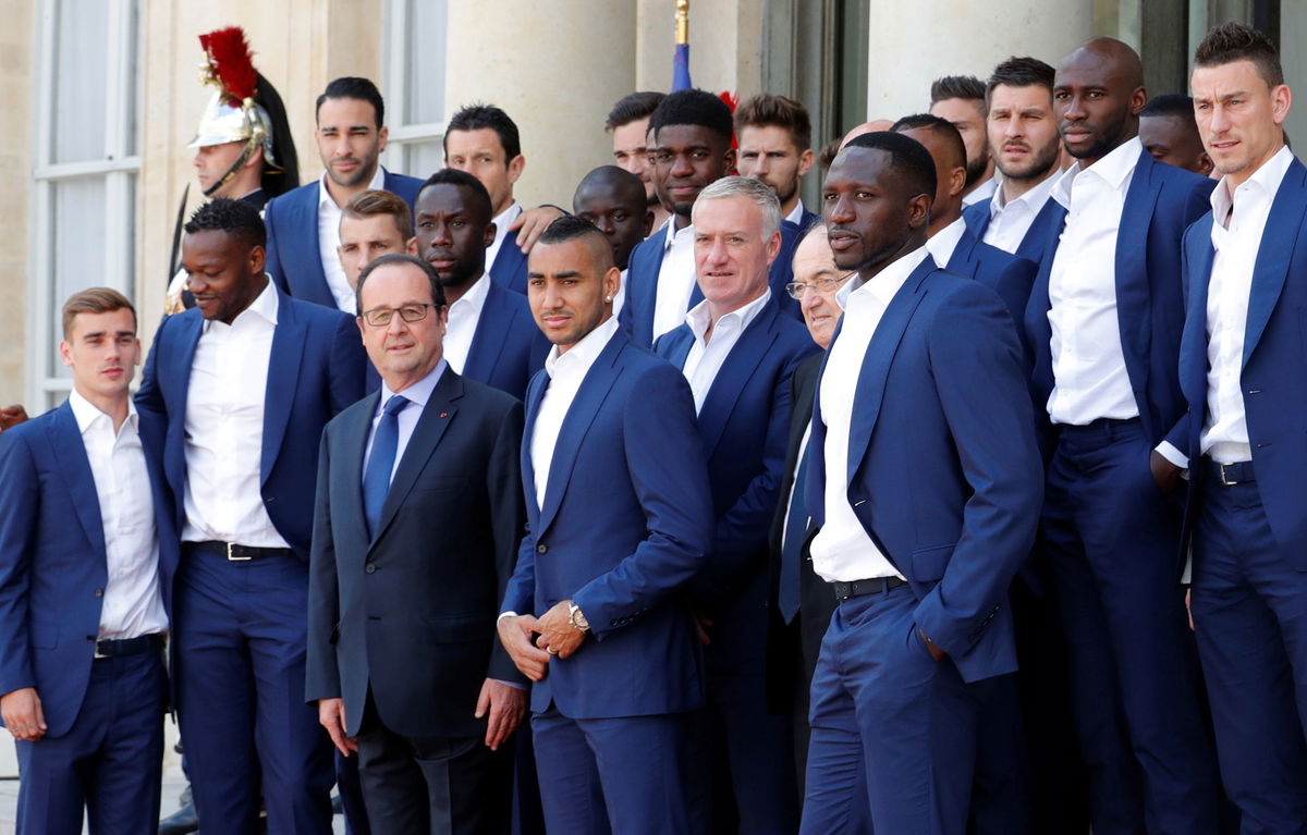 Francia, i calciatori rispondono al presidente Hollande: “Populista! Bello però fare le foto, eh…” article-post