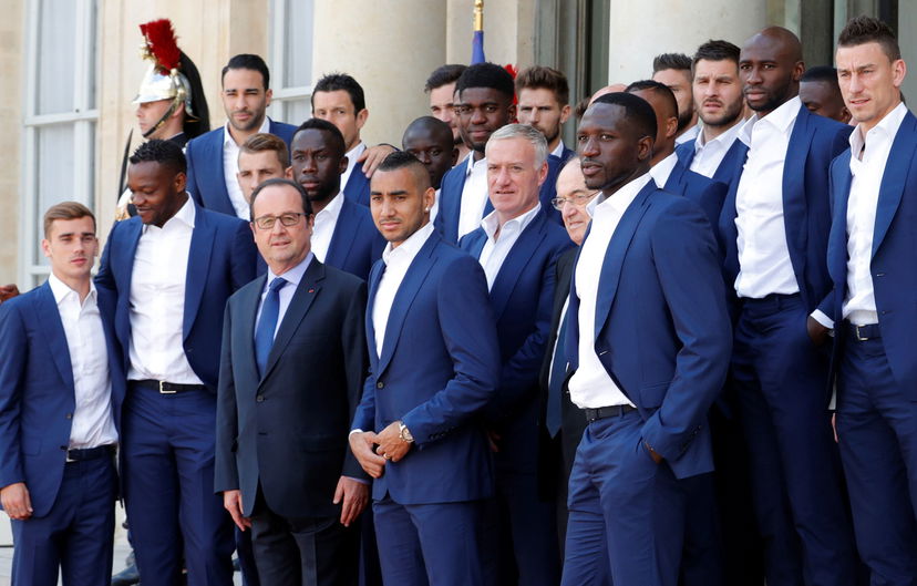 Francia, i calciatori rispondono al presidente Hollande: “Populista! Bello però fare le foto, eh…” preview