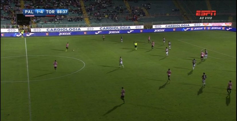 Palermo, black out in tutti i sensi: i tifosi fanno luce con gli smartphone preview