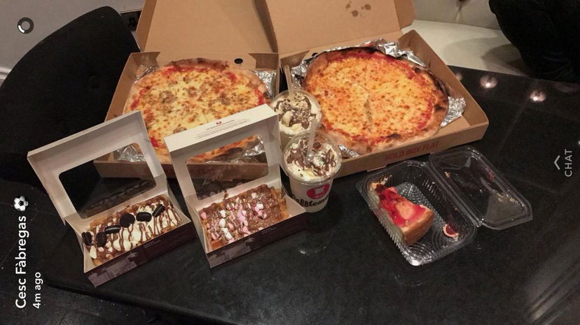 Pizza, milkshake e cheescake: Fabregas nella bufera per foto su Snapchat preview