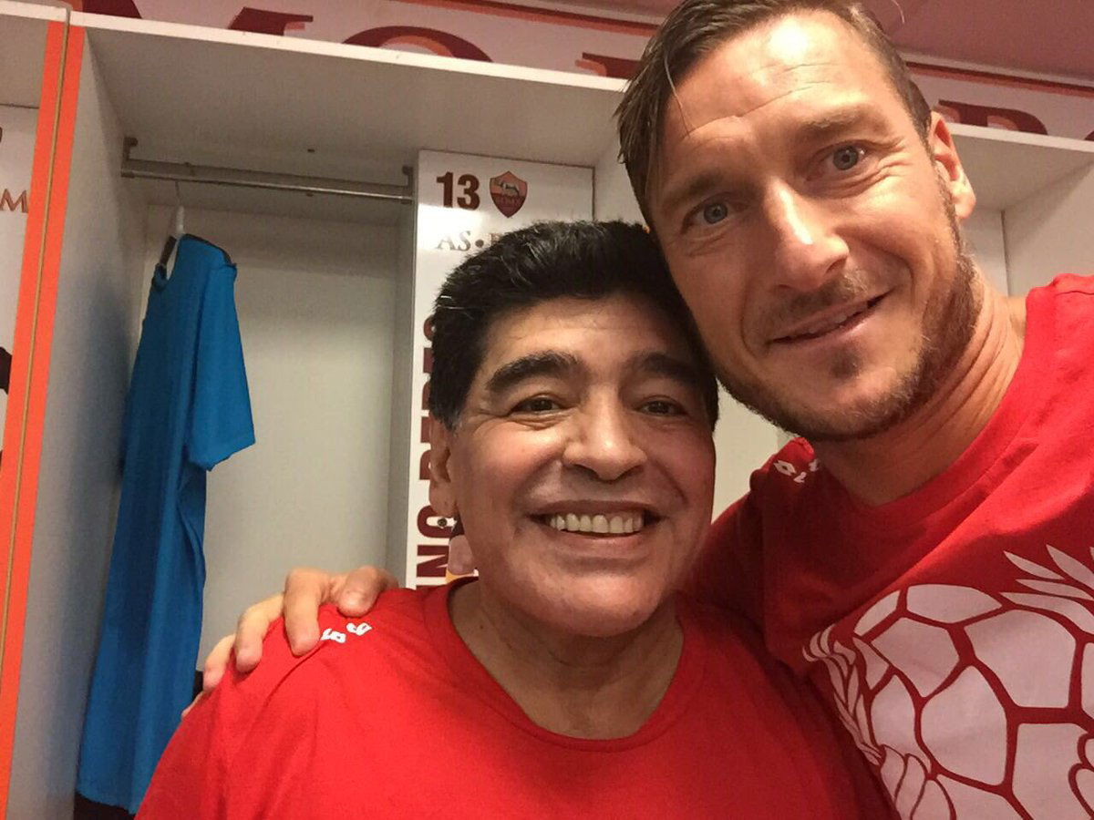 Gli auguri speciali di Totti a Maradona: “Abbracciare il giocatore più forte della storia è bellissimo” article-post