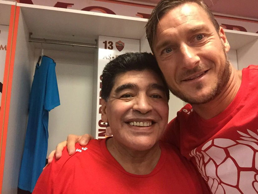 Gli auguri speciali di Totti a Maradona: “Abbracciare il giocatore più forte della storia è bellissimo” preview