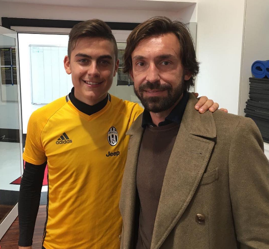 Pirlo torna a Vinovo, foto di rito con Dybala: “Sempre bello ritrovare i vecchi amici” preview