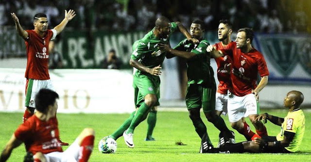 Follia in Brasile: aggredisce l’arbitro dopo l’espulsione. Il video preview