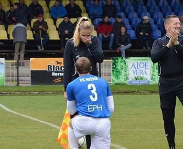 Calciatore al guardalinee: “Mi vuoi sposare?”. È successo in Slovacchia preview