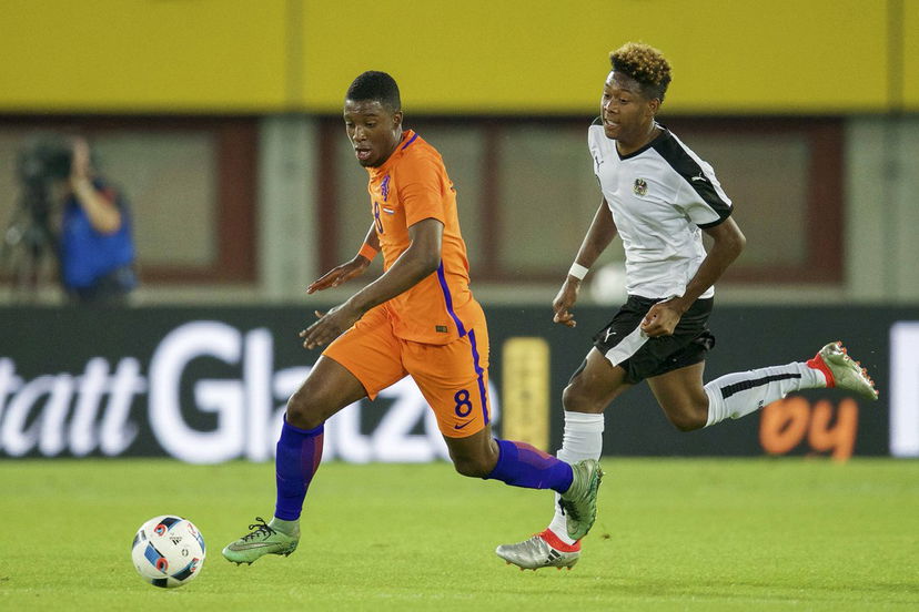 Ufficiale: colpaccio Wolfsburg, dall’Ajax arriva Bazoer preview