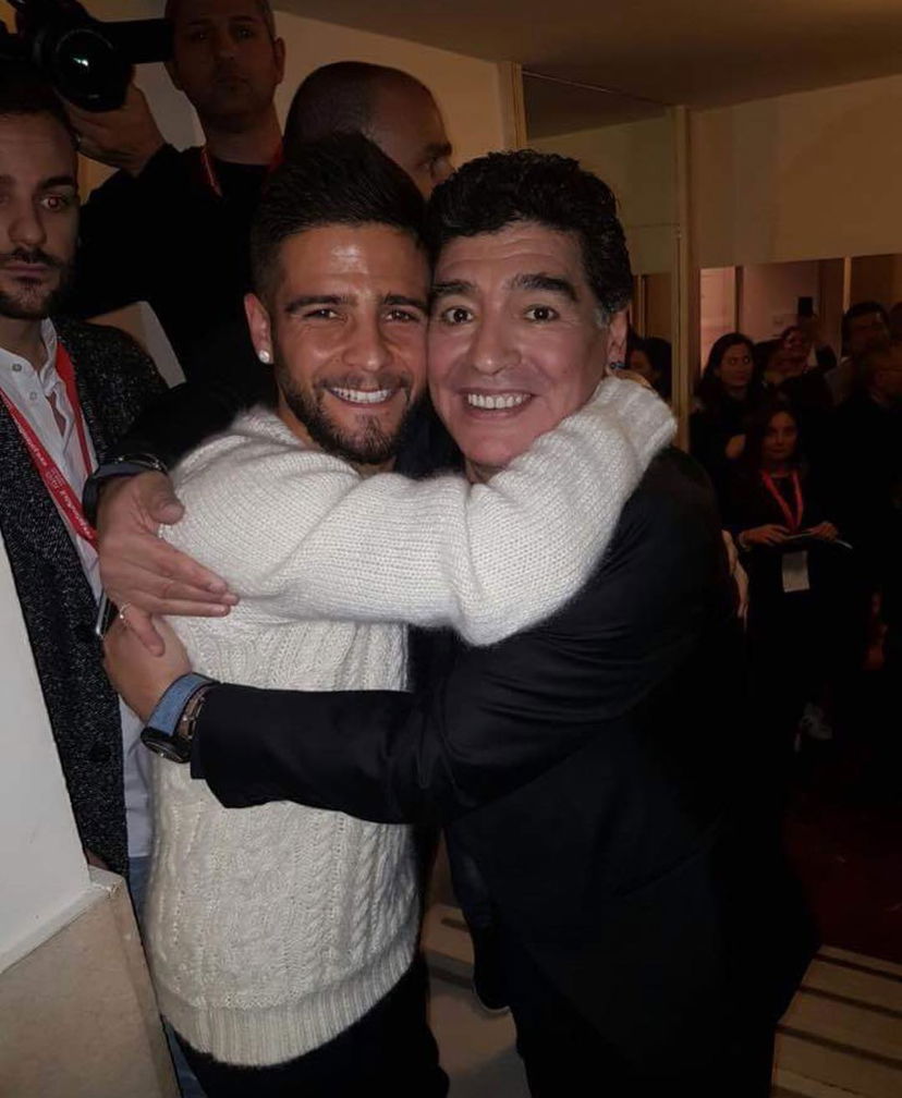 Insigne abbraccia Maradona: il sogno dello scugnizzo napoletano diventa realtà preview