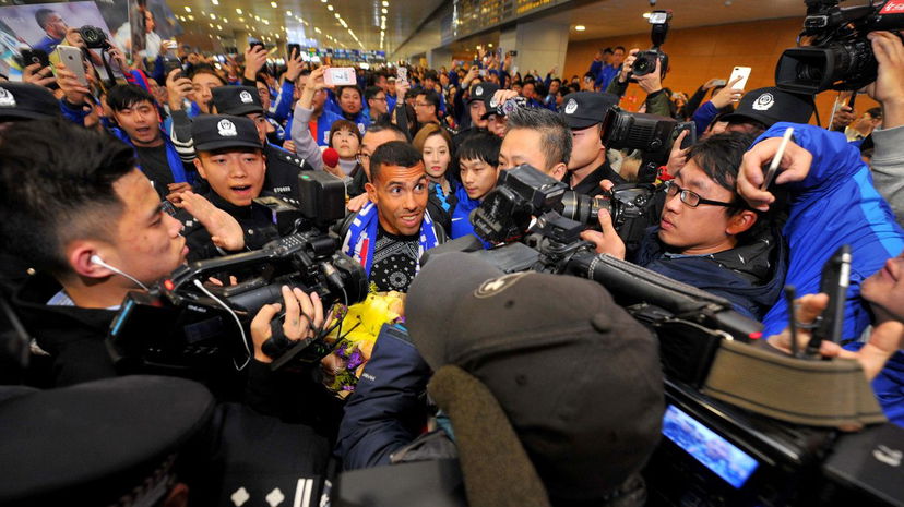 Tevez sbarca in Cina, l’argentino accolto da un bagno di folla preview