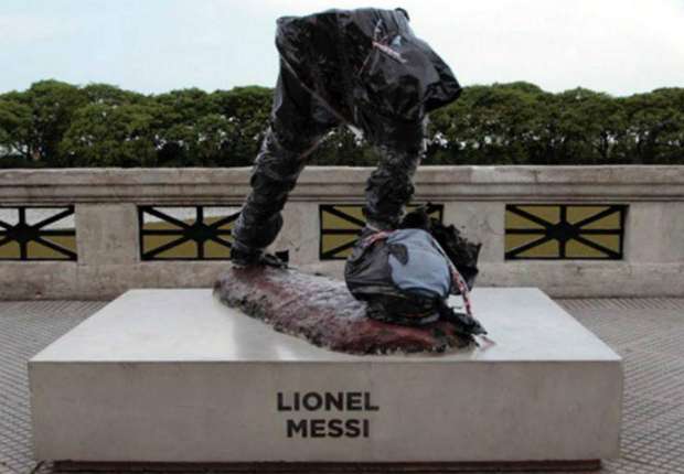 Statua di Messi fatta a pezzi in Argentina preview
