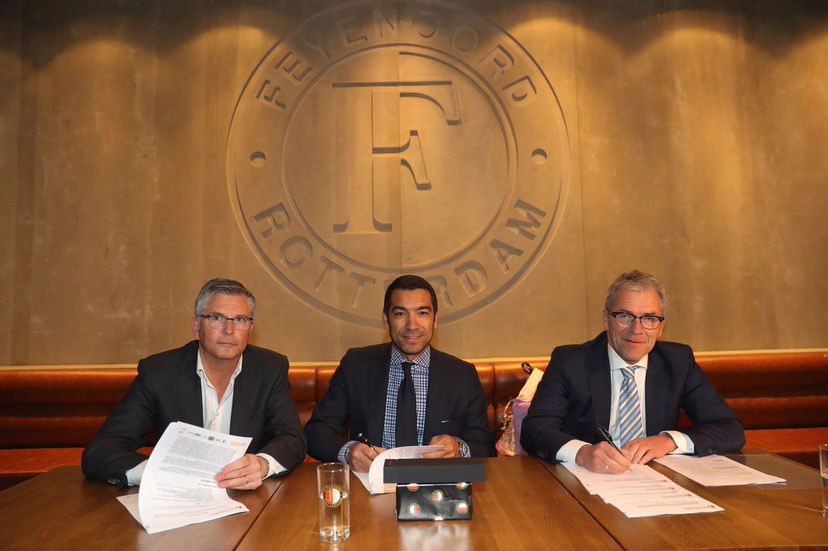 Feyenoord-Van Bronckhorst fino al 2019, ecco la foto della firma preview