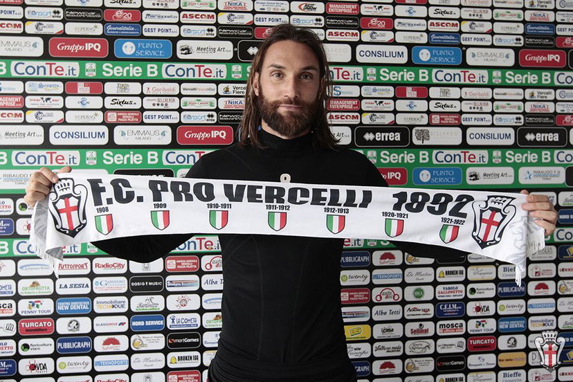 Rolando Bianchi alla Pro Vercelli: ecco la prima foto da calciatore del club piemontese preview