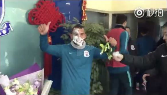 Tevez, il compleanno finisce a torte in faccia! preview