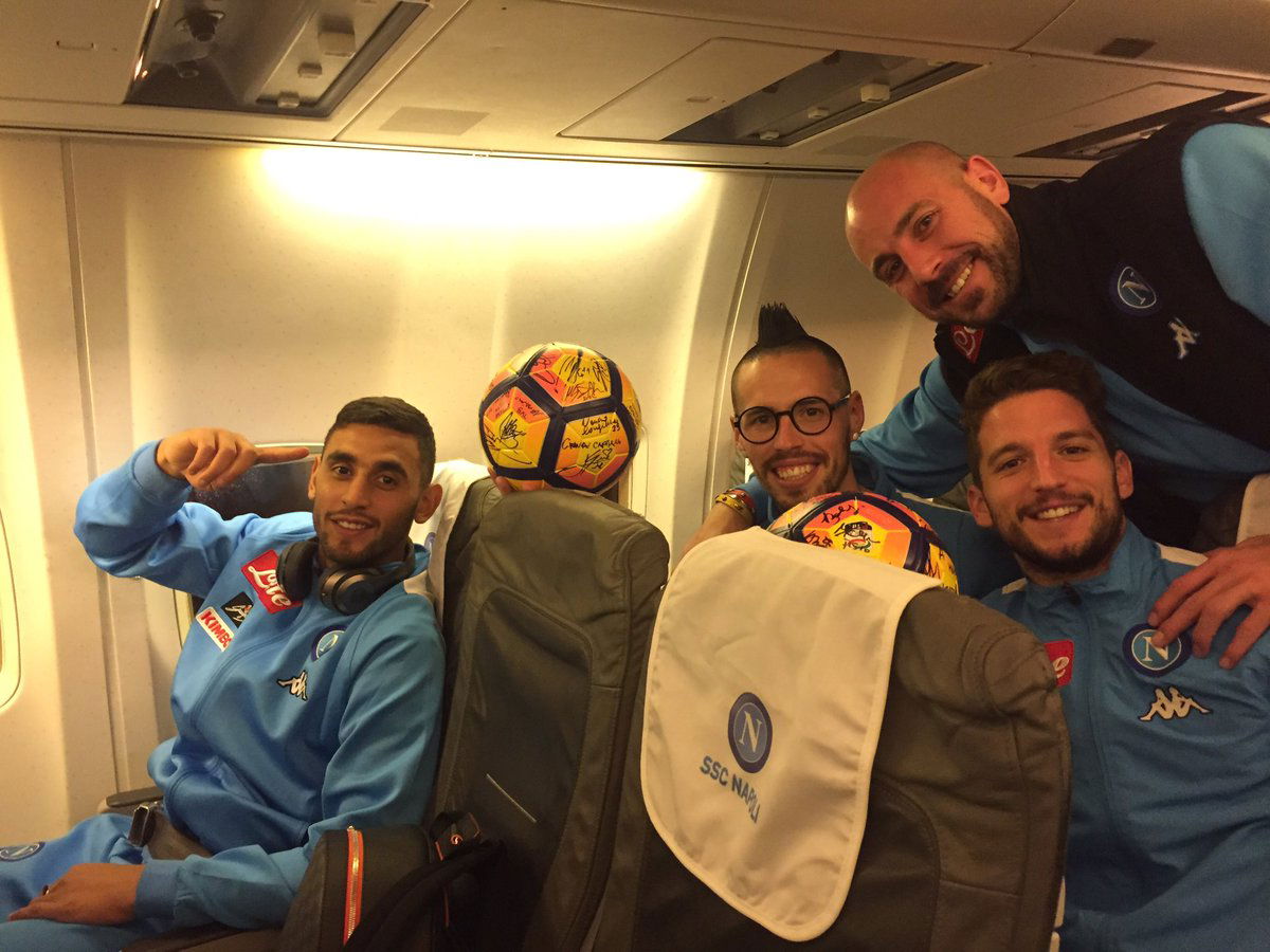 Hamsik e Mertens sull’aereo di ritorno con… un pallone a testa article-post