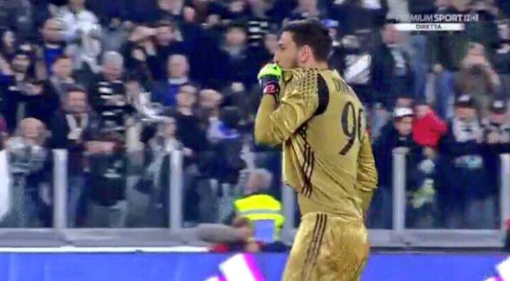 Donnarumma e quel bacio alla maglia del Milan sotto la curva della Juve preview
