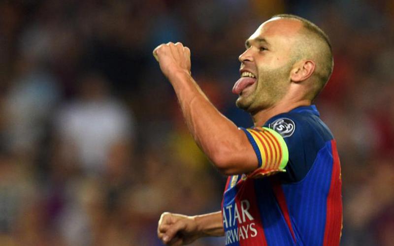 Barcelona's midfielder Andres Iniesta celebrates after scoring a goal during the UEFA Champions League football match FC Barcelona vs Celtic FC at the Camp Nou stadium in Barcelona on September 13, 2016. / AFP PHOTO / LLUIS GENE