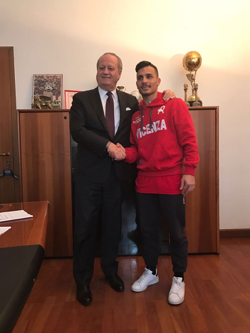 Orlando-Vicenza, insieme fino al 2021: ecco la foto dopo la firma sul rinnovo preview