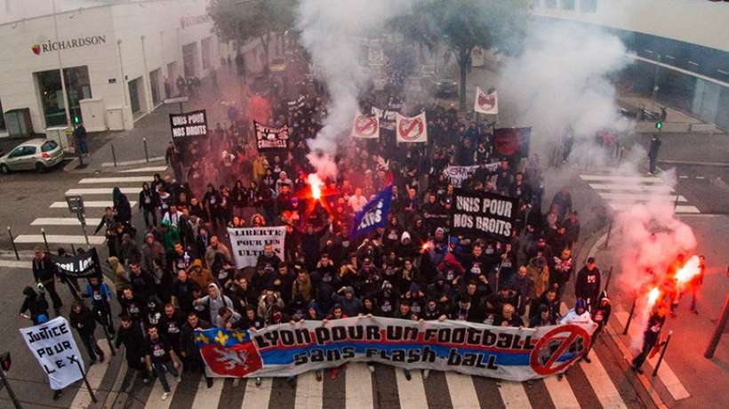 Tifosi del Lione contro la polizia: “Ci hanno fatto abbassare le mutande” article-post