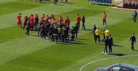 Foggia-Lecce ad alta tensione: parapiglia tra giocatori prima del riscaldamento. Il video preview