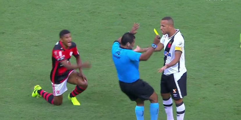 Luis Fabiano a petto in fuori, l’arbitro (quasi) simula dopo il contatto: un’espulsione particolare preview
